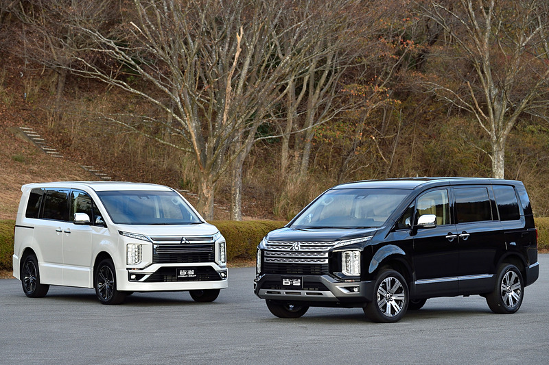 「1つ上の質感とプレステージ性」「気持ちのよさ」「他車では味わえない楽しさ」という3点にスポットを当てて開発が進められた新型デリカD：5。写真右が標準車のデリカD：5、左がモダンなイメージを高めたデリカD：5 URBAN GERE（アーバンギア）。ボディサイズは4800×1795×1875mm（全長×全幅×全高）、ホイールベースは2850mm。なお、アプローチアングルは21度（従来型は24度）、最低地上高は185mm（従来型は210mm）となっている