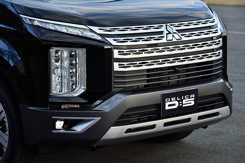 標準車とアーバンギアでは異なる顔まわりを採用。ともに横浜ゴム「GEOLANDAR SUV」（225/55 R18）を備えるが、アーバンギアでは専用デザインのアルミホイールを装着