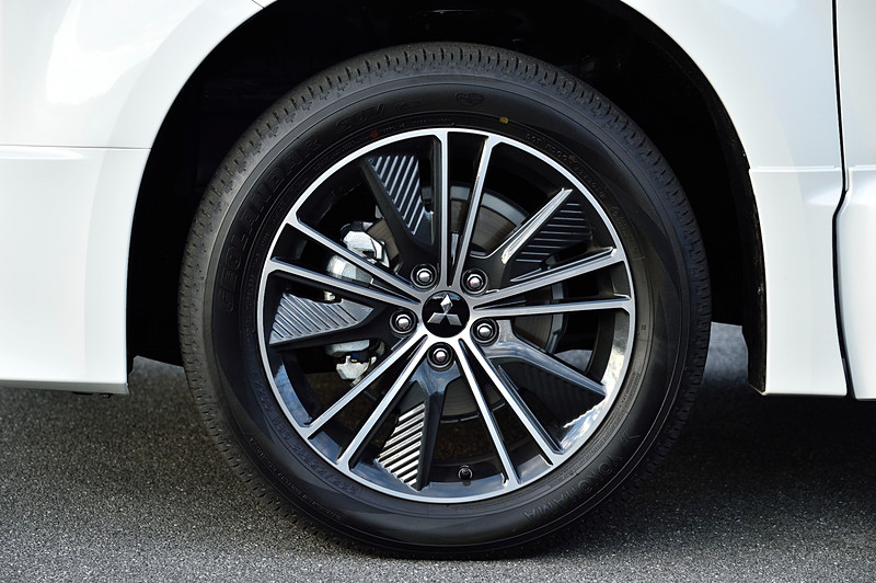 標準車とアーバンギアでは異なる顔まわりを採用。ともに横浜ゴム「GEOLANDAR SUV」（225/55 R18）を備えるが、アーバンギアでは専用デザインのアルミホイールを装着