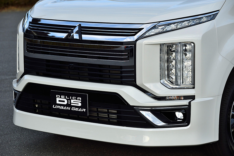 標準車とアーバンギアでは異なる顔まわりを採用。ともに横浜ゴム「GEOLANDAR SUV」（225/55 R18）を備えるが、アーバンギアでは専用デザインのアルミホイールを装着