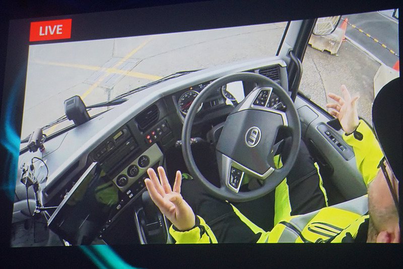 デモンストレーションのライブ中継。デモ車両が会場に現れてデモの成功を祝った