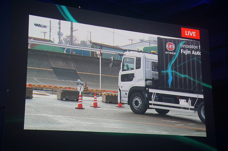 デモンストレーションのライブ中継。デモ車両が会場に現れてデモの成功を祝った