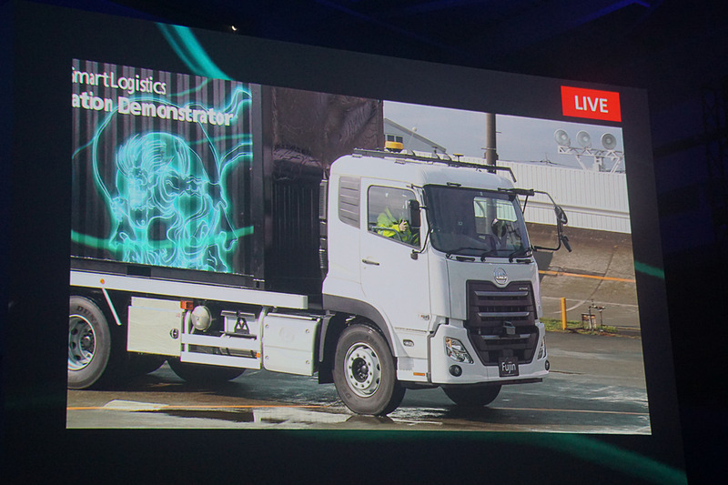 デモンストレーションのライブ中継。デモ車両が会場に現れてデモの成功を祝った