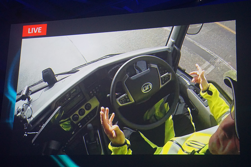 デモンストレーションのライブ中継。デモ車両が会場に現れてデモの成功を祝った