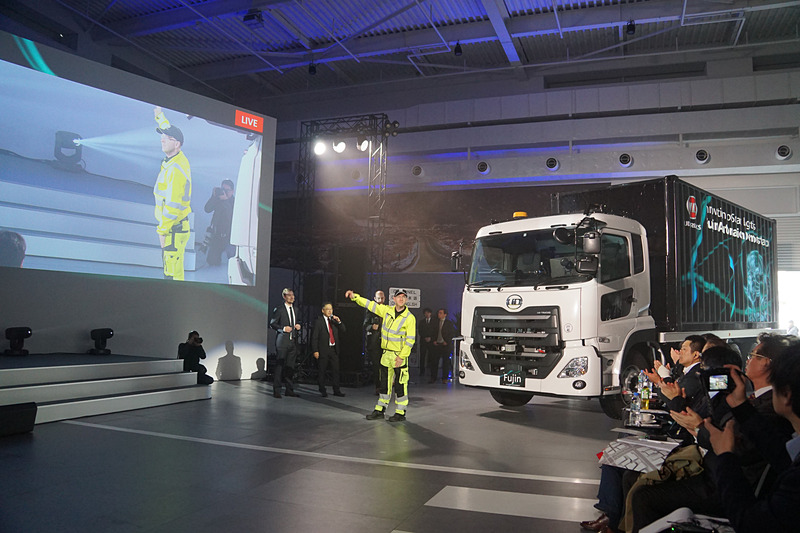 デモンストレーションのライブ中継。デモ車両が会場に現れてデモの成功を祝った
