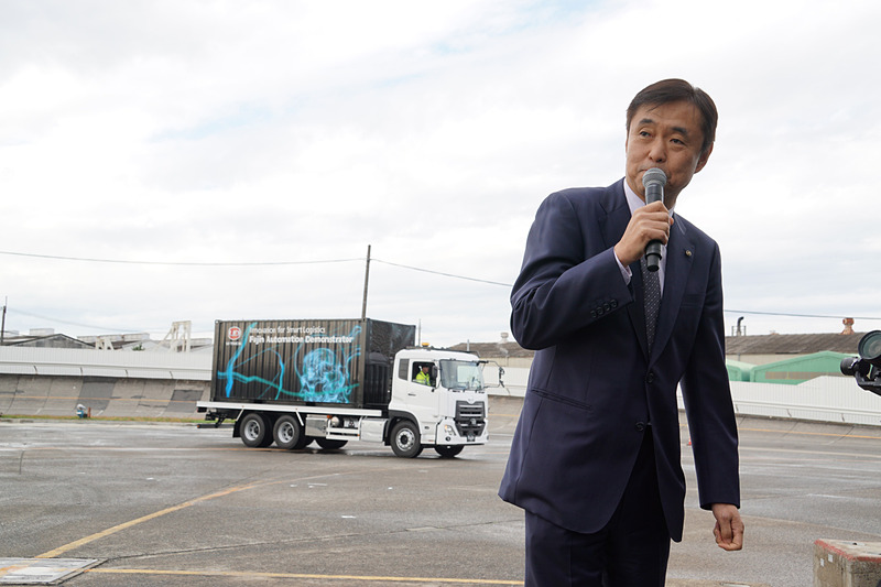 デモ会場で挨拶をしたUDトラックス株式会社 代表取締役社長 酒巻孝光氏