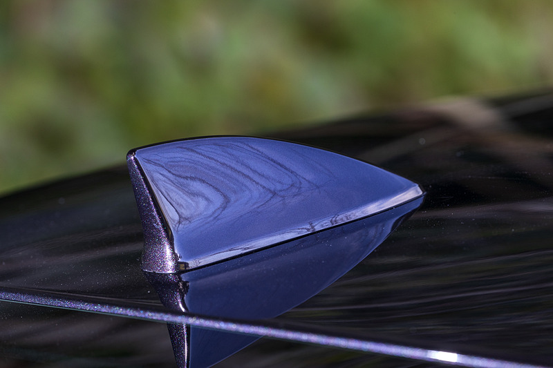 アンテナはシャークフィンタイプ