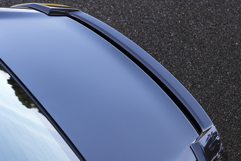 EX系グレードのリアエンドにはトランクスポイラーを装備