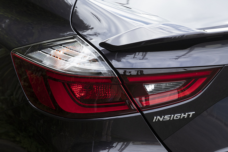 導光タイプのテールランプと発光タイプのストップランプを組み合わせたリアコンビネーションランプ