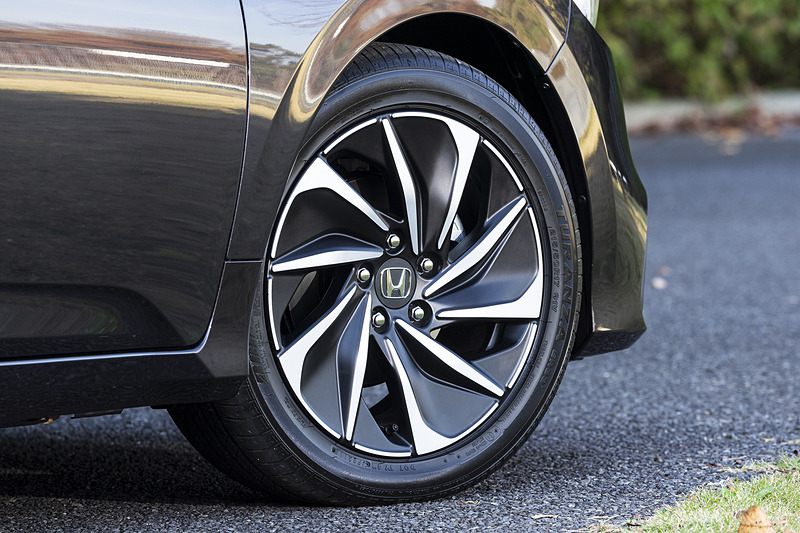 EX系グレードのタイヤサイズは215/50 R17。アルミホイールの塗装はマットブラックを採用