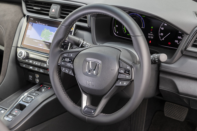 スムースレザーを使用した本革ステアリングは全車標準装備