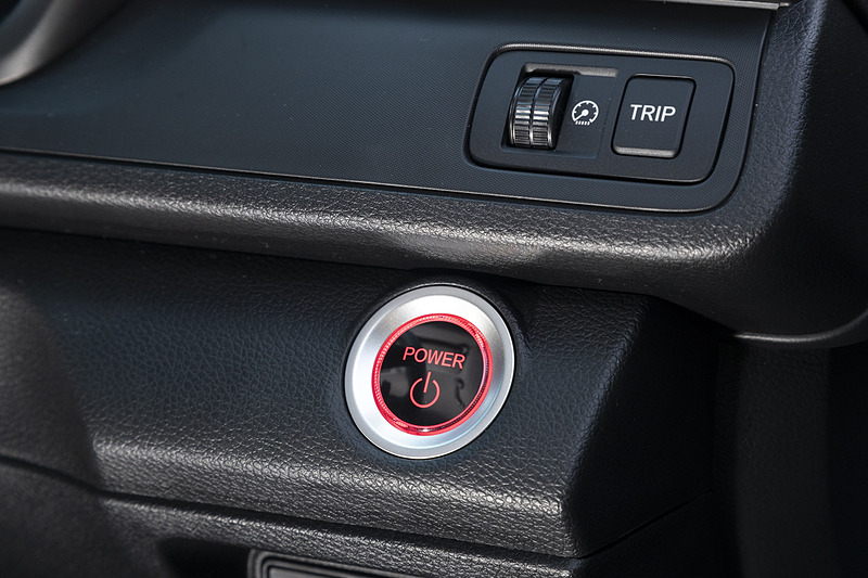 システムのスタートスイッチはステアリング右側に配置。全車ホンダスマートキーシステムを標準装備