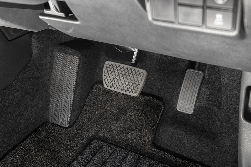 ペダルまわり。大型のフットレストを備える