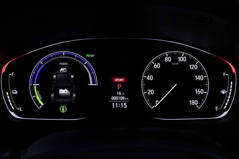 モードスイッチで「SPORT」を選ぶと赤いアクセントカラーが加わる