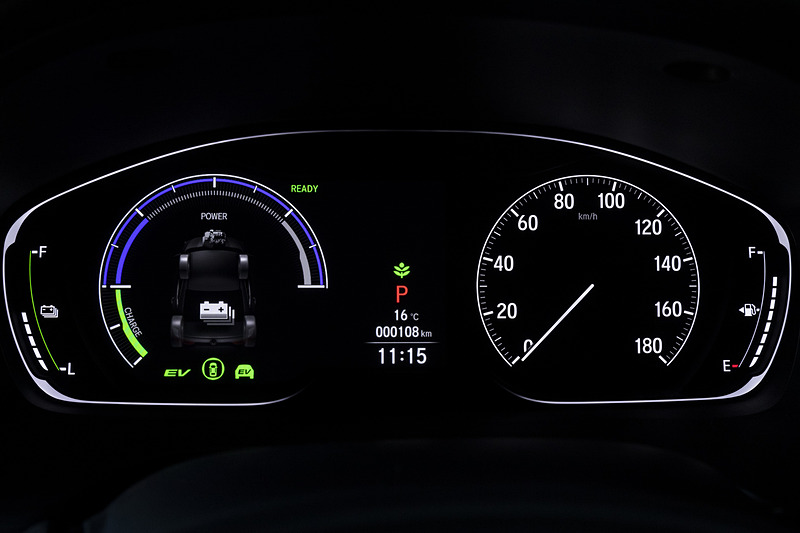 モードスイッチで「ECON」を選ぶとギヤ表示の上に葉っぱのマークが点灯