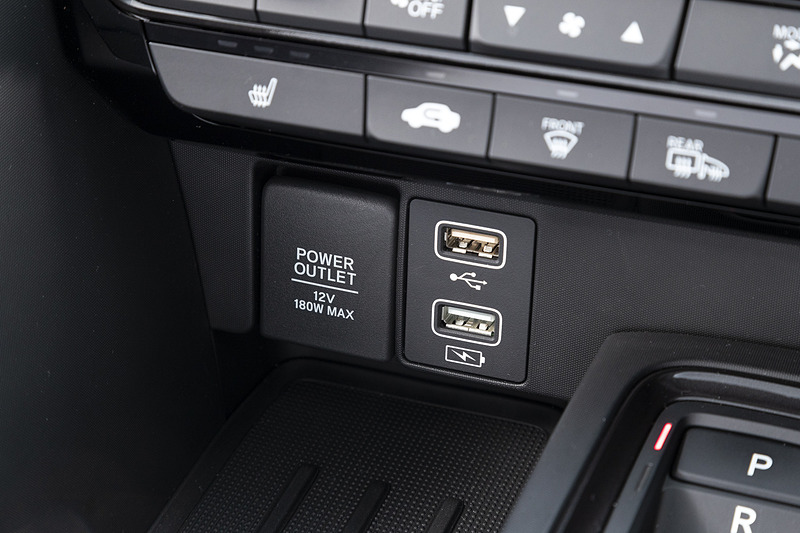 センターコンソールにDC12VとUSBソケット×2を配置
