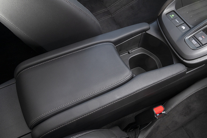 センターコンソールボックスは2パターンでの使用が可能。リッドを開けると収納スペースが現れる