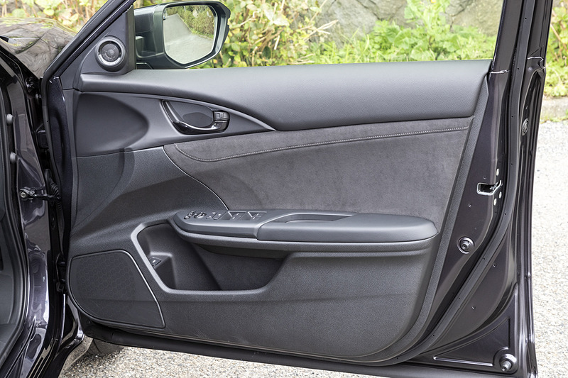 運転席ドアトリム。こちらもウルトラスエードが使用されている