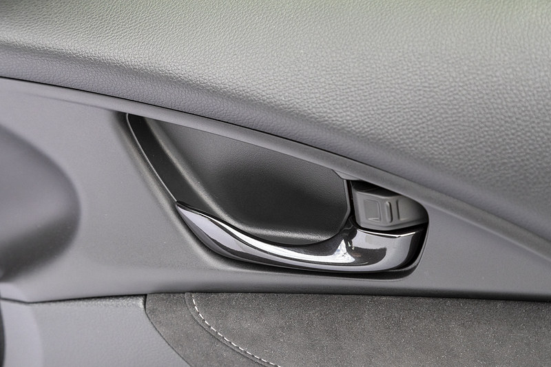 インナードアハンドルもブラッククローム仕上げ