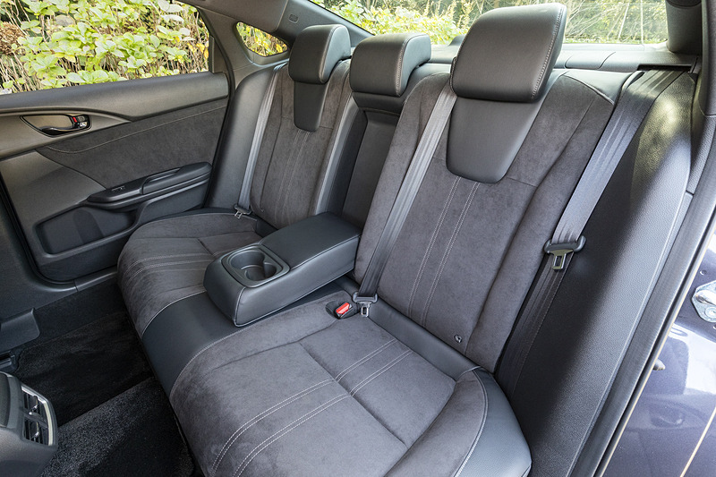 リアシートは6：4分割可倒式。センターアームレストにはドリンクホルダーがある