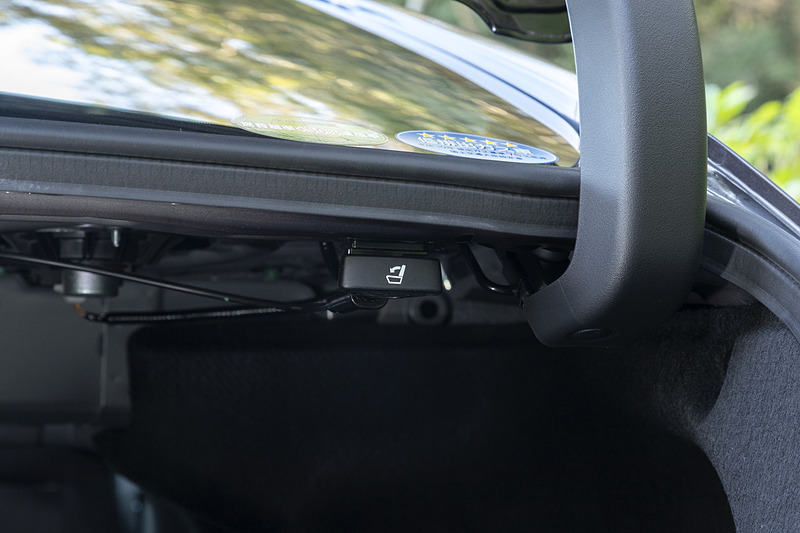 トランク側から背もたれを前倒しする時に使うレバーを備える