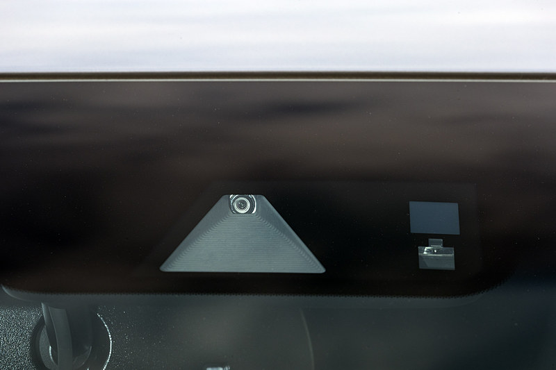 Honda SENSINGは全車標準装備。フロントウィンドウ上部にカメラなどが備わる