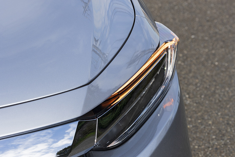 特長的な造形を持つヘッドライト