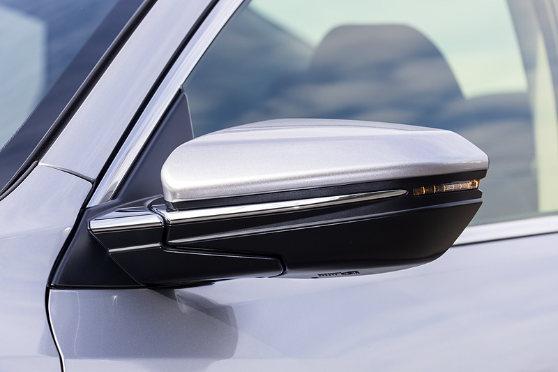 電動格納式リモコンカラードドアミラーが全車標準装備。鏡面の曇りを除去するヒーテッド機能も搭載