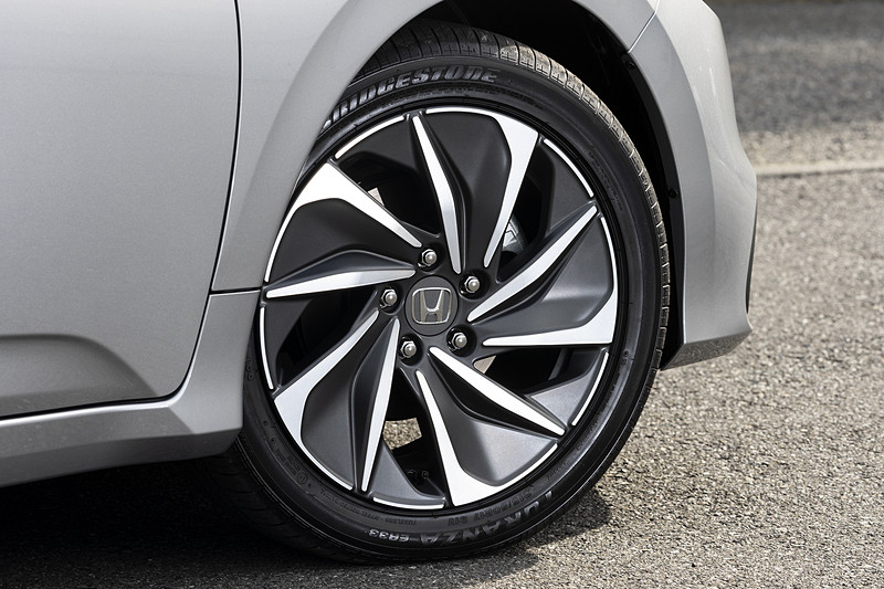 タイヤサイズはEX・BLACK STYLEと同じ215/50 R17。ホイールの塗装がマットグレーになる