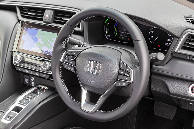 ステアリングは変わらず本革巻（プライムスムース）。スポーク部分の加飾がブラック系からシルバー系に変わっている