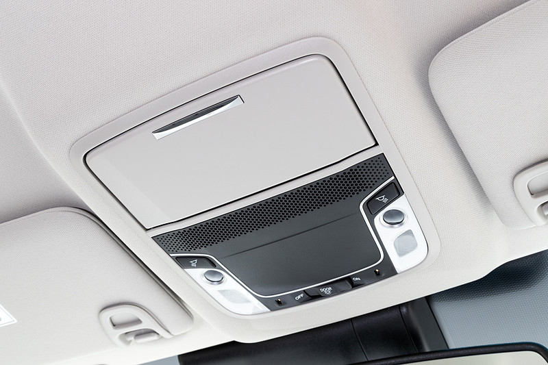 ルーフにはサングラスホルダーと照明類を備える