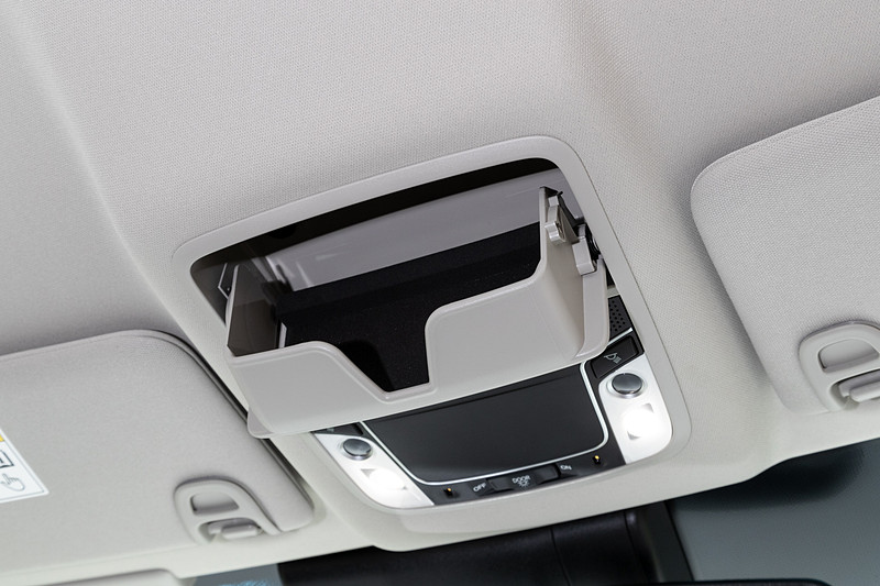 ルーフにはサングラスホルダーと照明類を備える