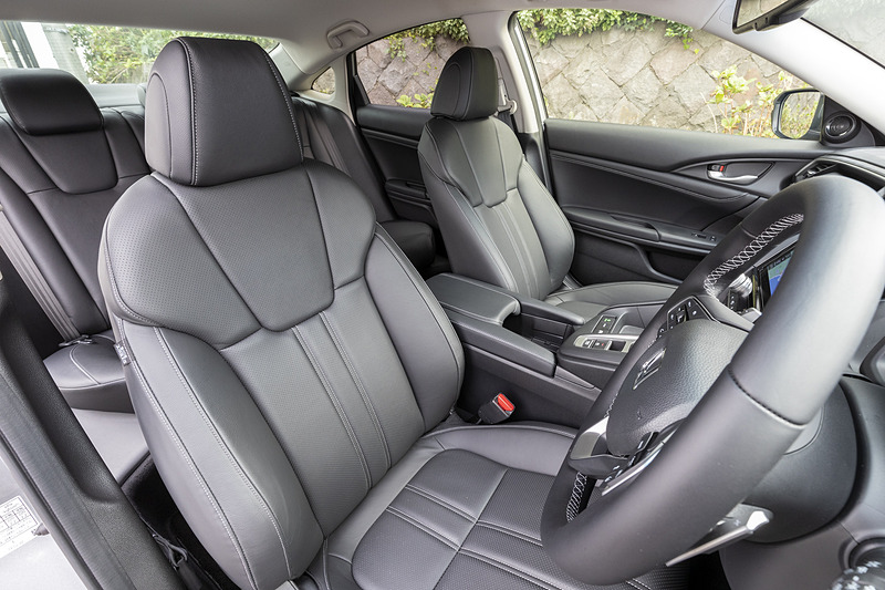 EXのシートは標準仕様ではプライムスムースとファブリックのコンビネーションだが、撮影車両ではオプション（16万2000円高）の本革シートを装着