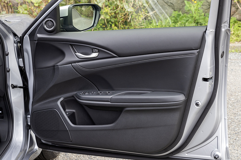 運転席ドアトリムもEX・BLACK STYLEとは印象が異なる