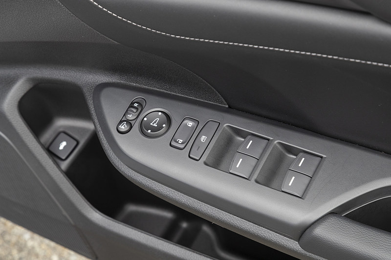 ドアアームレストのスイッチ類。下側のカップホルダー前にトランクオープナーが付く