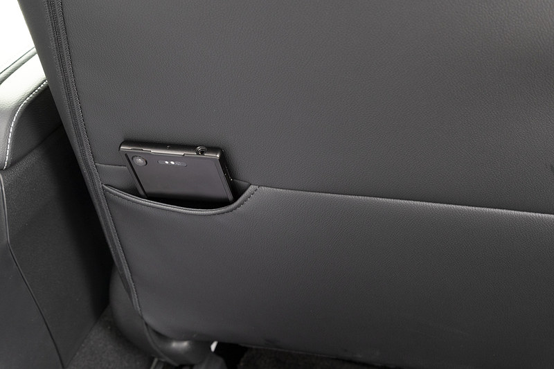 運転席と助手席の背面下側にスマートフォンなどを収納できるポケットを設定