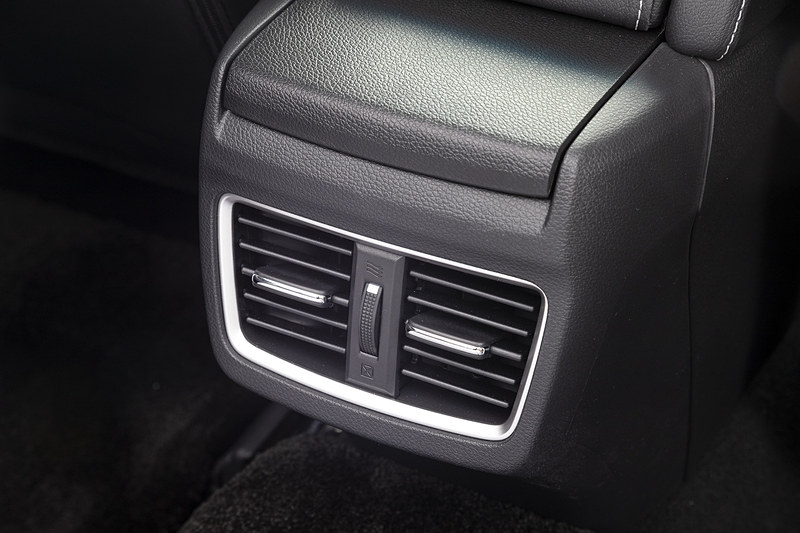センターコンソール後端に後席用のエアコン吹き出し口を装備