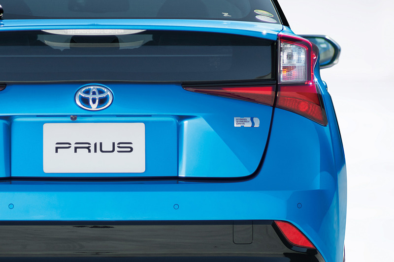 車両前後のデザインを水平基調に変更し、踏ん張り感のあるシルエットを演出