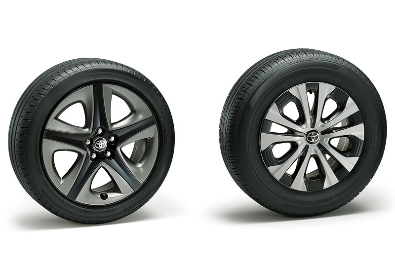 17インチアルミホイール（左）は樹脂加飾部の塗装をチタン調に変更し、15インチアルミホイール（右）はツインスポーク形状を新たに採用