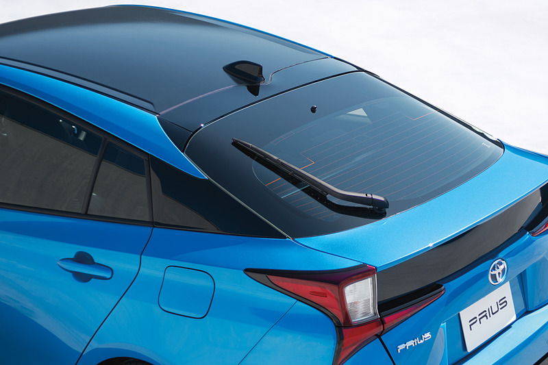 ルーフに幾何学調フィルムを付与し、ドアミラーとルーフアンテナはブラック塗装となる