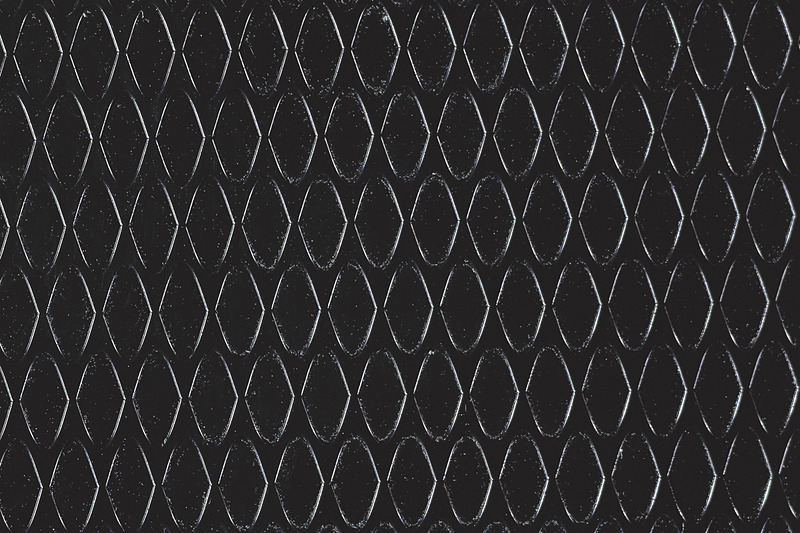 ルーフに幾何学調フィルムを付与し、ドアミラーとルーフアンテナはブラック塗装となる