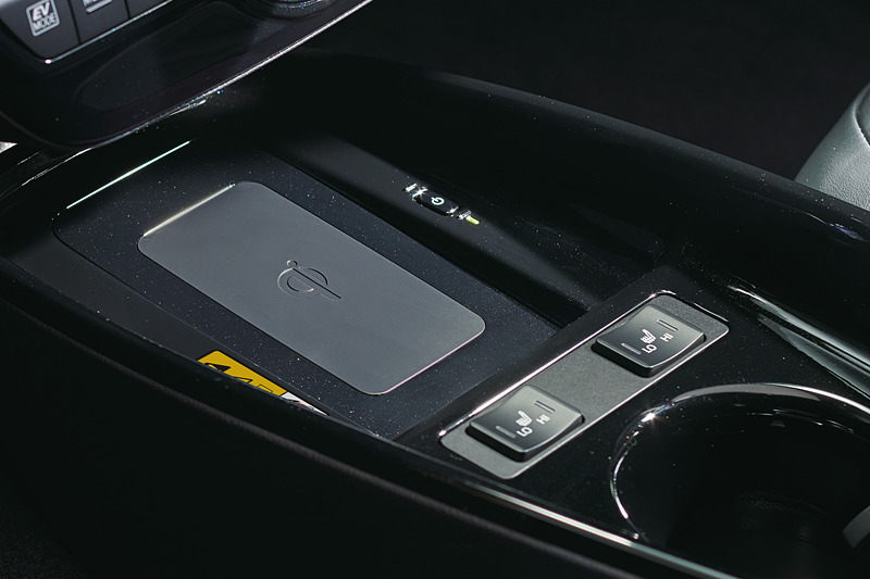 運転席と助手席に間に設定した「おくだけ充電」のスペースが拡大され、より大きなスマートフォンでもワイヤレス充電ができるようになった