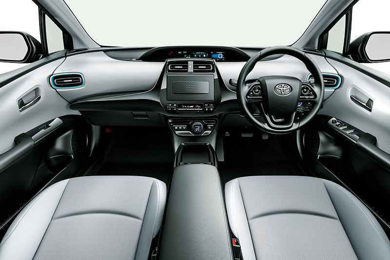 Aプレミアムのクールグレー内装。全車オーディオレス仕様となっており、販売店装着オプションの「T-Connectナビ」を装着した場合、新たに全車標準装備となったDCM（Data Communication Module）を使って「コネクティッドサービス」が利用できる