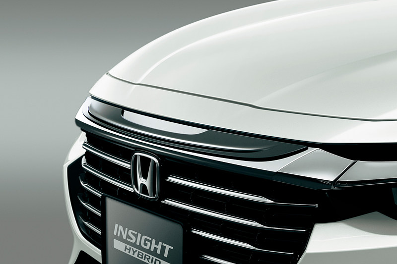 フロントグリル ガーニッシュ グリントブラック塗装：1万5120円