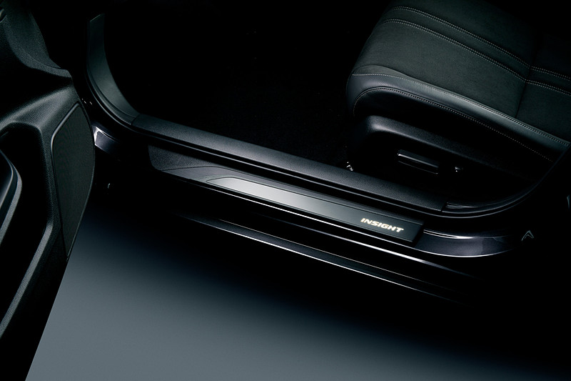 サイドステップガーニッシュ LEDイルミネーション付/アルミ（ブラックアルマイト）製/フロント用左右セット：3万240円