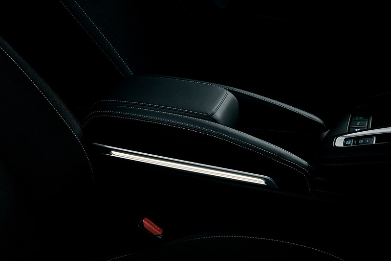 アームレストコンソール 本体/LEDイルミネーション付＋取付アタッチメント：計5万4000円