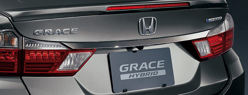 通常はシルバーのフロントグリル（中央）やリアライセンスガーニッシュ（右）がダーククロームメッキに変更される