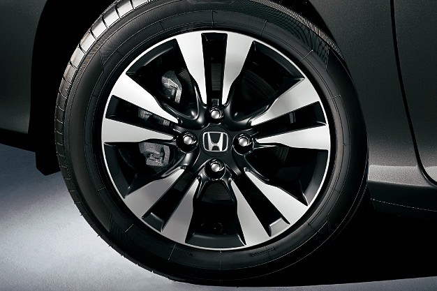HYBRID LX・Honda SENSING BLACK STYLEは、標準装備のスチールホイールからアルミホイールに変更される
