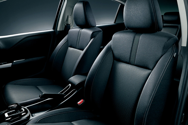 シートなどに専用グレーステッチを施している