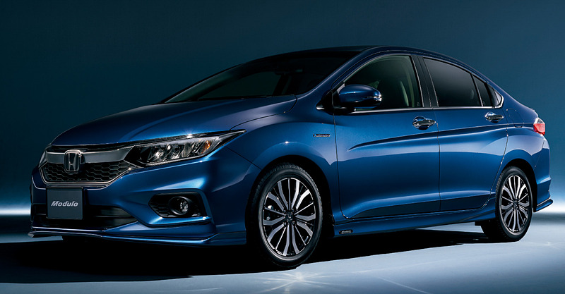 グレイス ブラックスタイルはオプションのロアスカートセット「エアロパッケージ」（11万5560円高）を選択可能